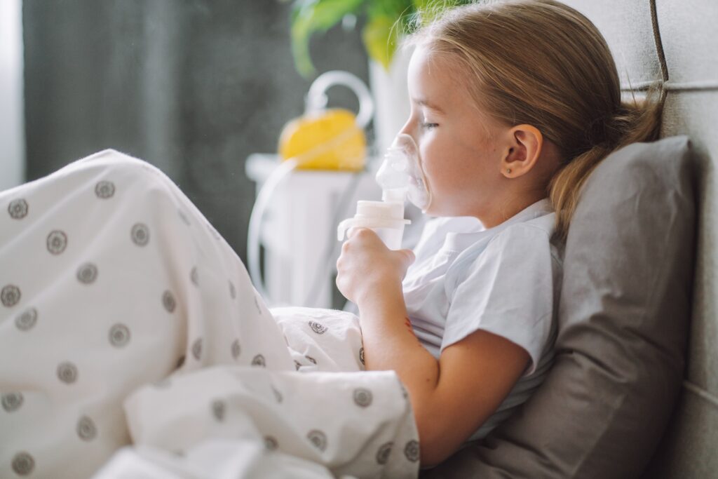 hospital at home κοριτσάκι με αναπνευστήρα στο σπίτι