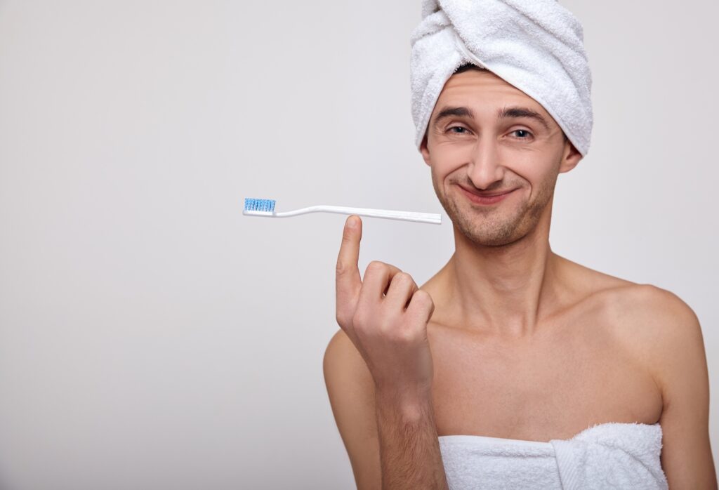 Χαλασμένα δόντια: Μήπως κρατάτε λάθος την οδοντόβουρτσά σας;