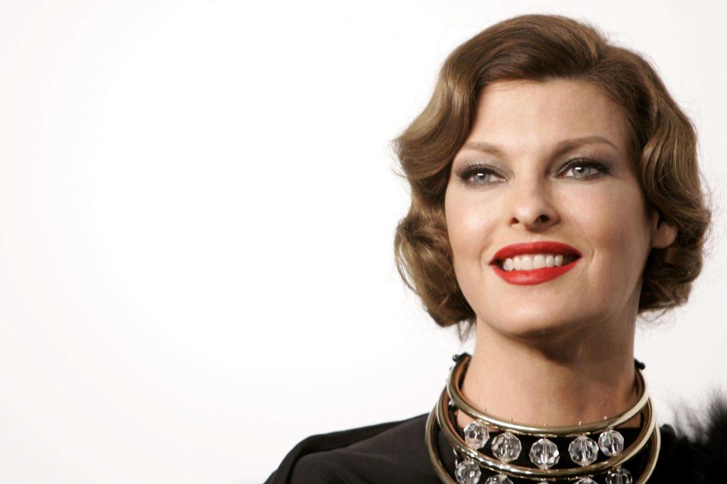 Linda Evangelista: Η μάχη με τον καρκίνο του μαστού και το μήνυμα που στέλνει