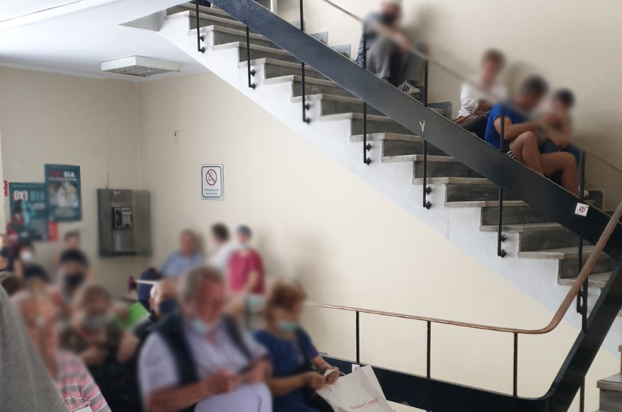Εικόνες-σοκ από το νοσοκομείο Μεταξά: Ασθενείς περιμένουν στις σκάλες για χημειοθεραπείες