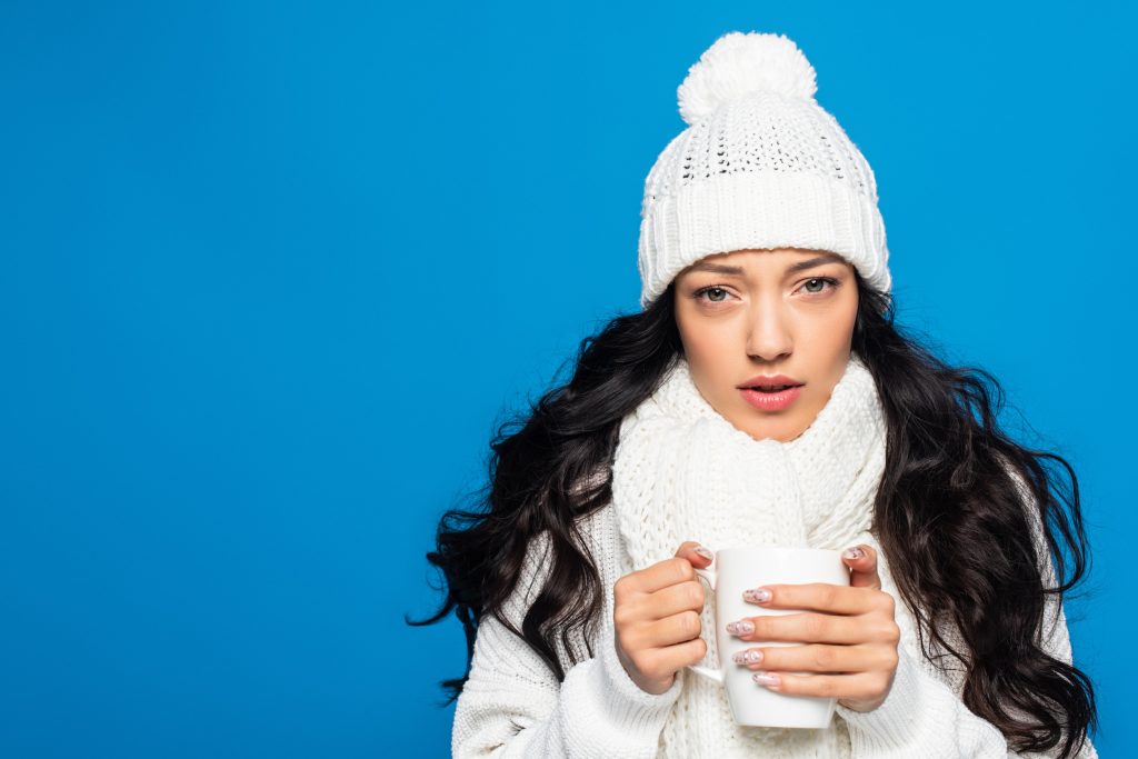 Γιατί κάποιοι άνθρωποι νιώθουν ότι κρυώνουν περισσότερο; Ο ειδικός εξηγεί