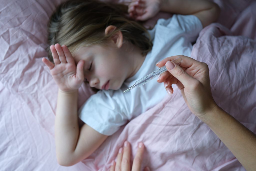 Κοκτέιλ λοιμώξεων προσβάλλει τα παιδιά – Τι πρέπει να γνωρίζουν οι γονείς