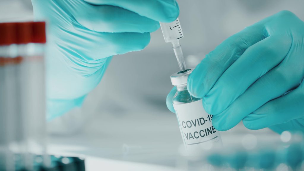 Με ποια νοσήματα συνδέονται τα εμβόλια της COVID-19 - Τι έδειξε μελέτη σε 99 εκατομμύρια άτομα για τις παρενέργειες
