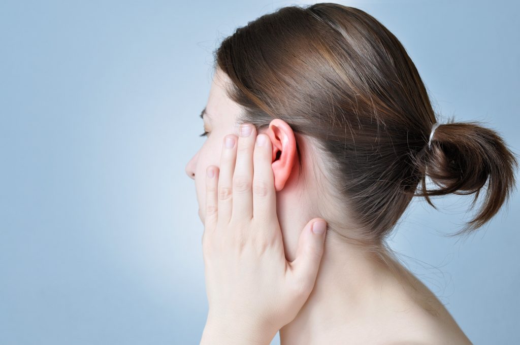 Καρκίνος του λάρυγγα: Το ελάχιστα γνωστό σύμπτωμα στο αυτί που μπορεί να είναι σημάδι