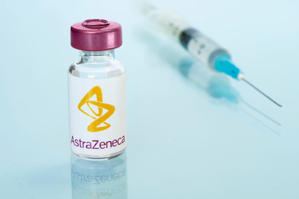 AstraZeneca:Το εμβόλιο κατά της Covid θα μπορούσε να προκαλέσει σπάνιες θρομβώσεις