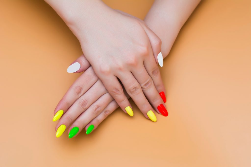 Τι λένε τα νύχια για την υγεία σας – Τι σημαίνουν οι αλλαγές στο χρώμα και το σχήμα