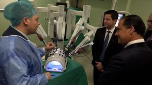 Εγκαινιάστηκε το πρώτο χειρουργικό ρομποτικό σύστημα daVinci σε πανεπιστημιακό νοσοκομείο