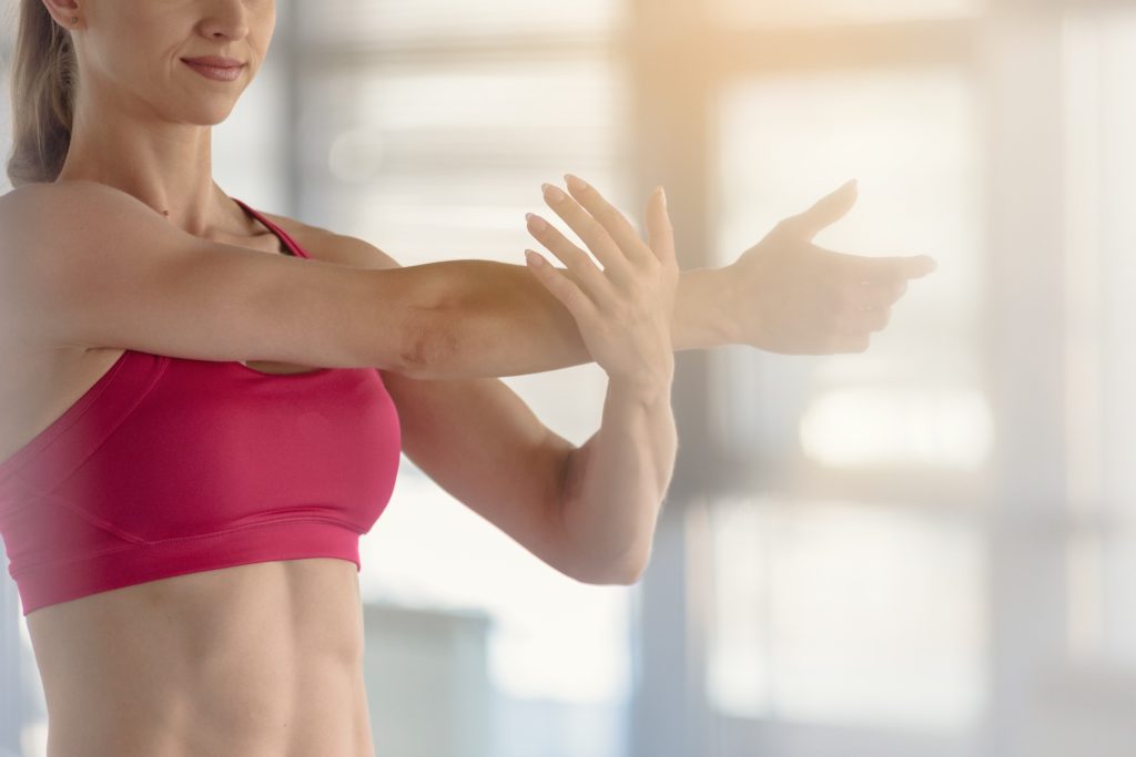Οι 3 ασκήσεις που εγγυημένα θα διώξουν το λίπος στα χέρια στους άνω των 50 ετών