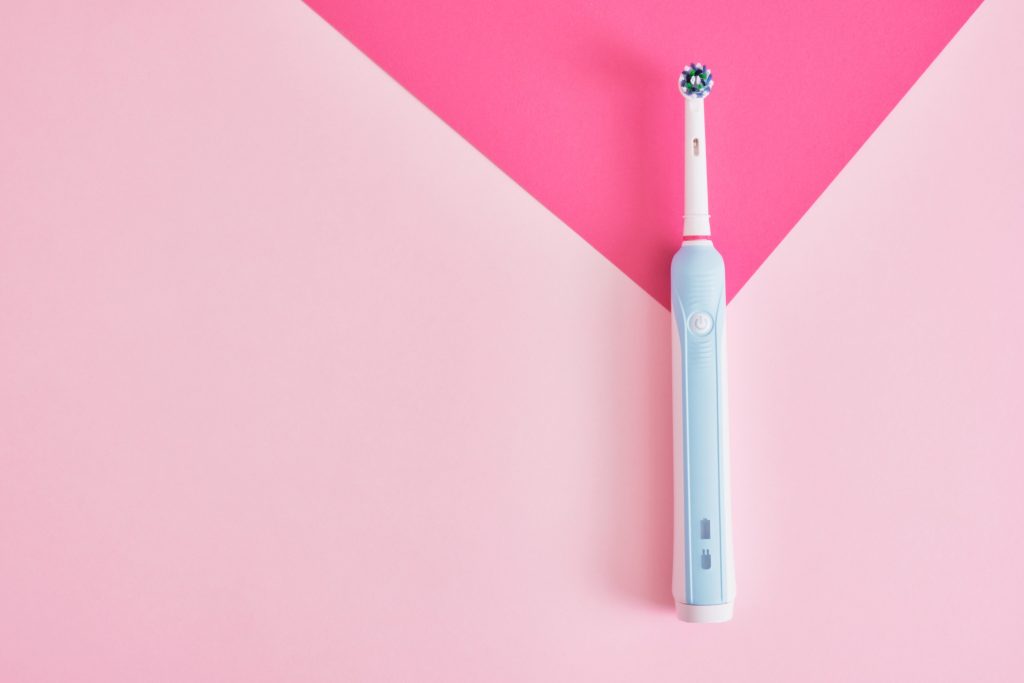 Τα λάθη στη χρήση της ηλεκτρικής οδοντόβουρτσας – Πώς να βουρτσίζουμε σωστά τα δόντια μας