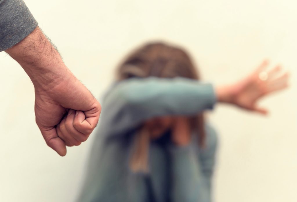 Ενδοοικογενειακή βία: Τι προβλέπει ο νόμος για τις καταγγελίες γιατρών