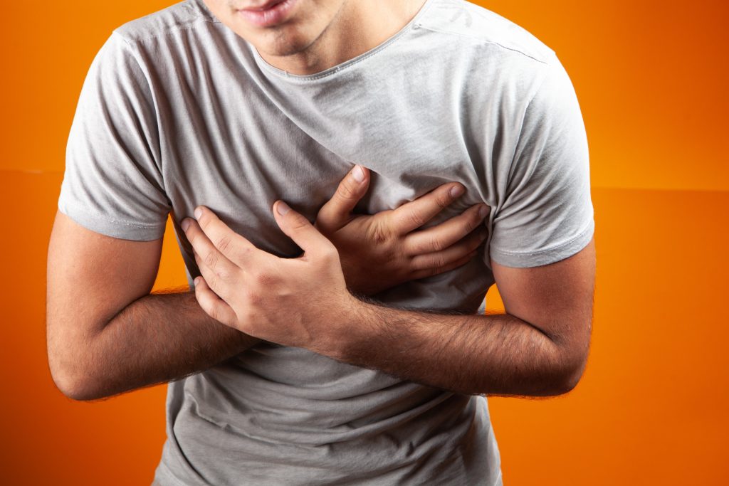 Κάψιμο στο στήθος: 3 σημάδια ότι μπορεί να είναι κάτι πιο σοβαρό από καούρα