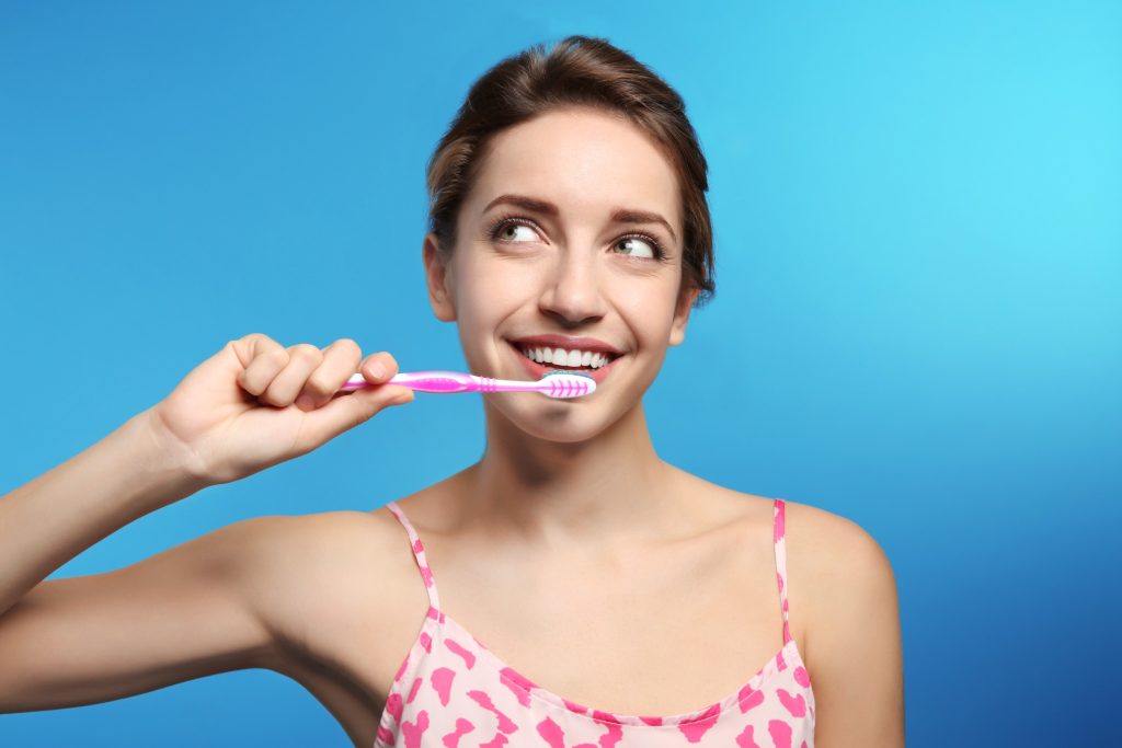 Πώς να «προστατεύσετε» το σμάλτο των δοντιών σας, σύμφωνα με ειδικό