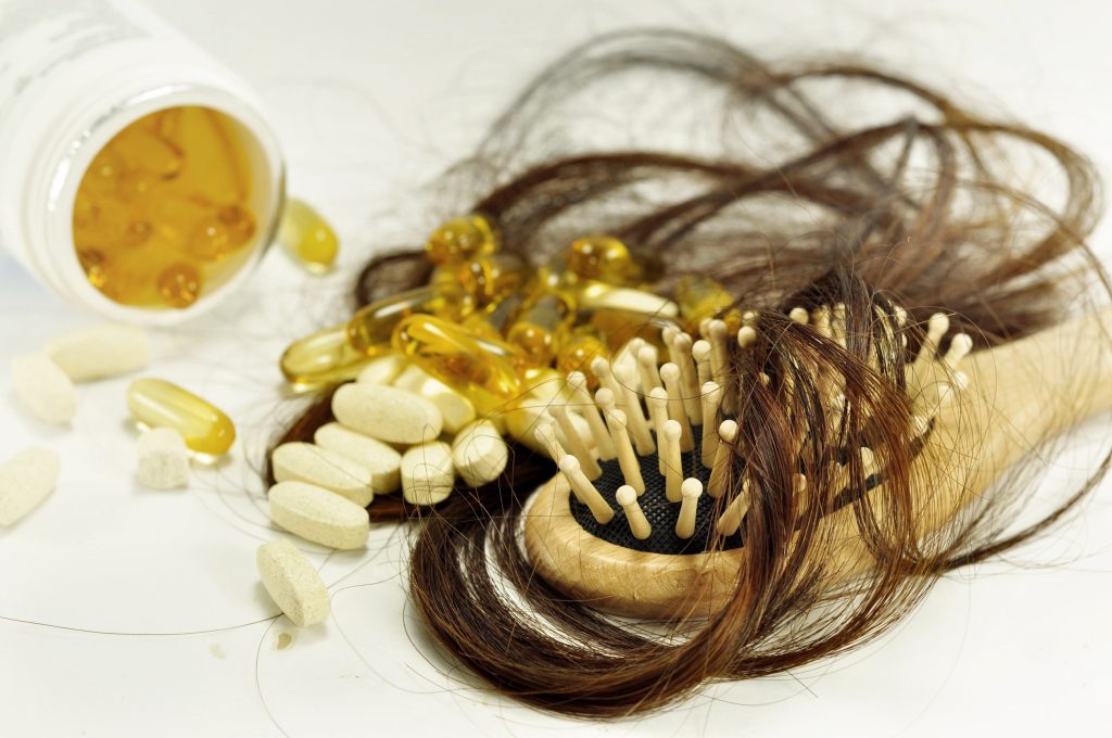 Τριχόπτωση: 6 βιταμίνες που την αντιμετωπίζουν και προωθούν την ανάπτυξη των μαλλιών