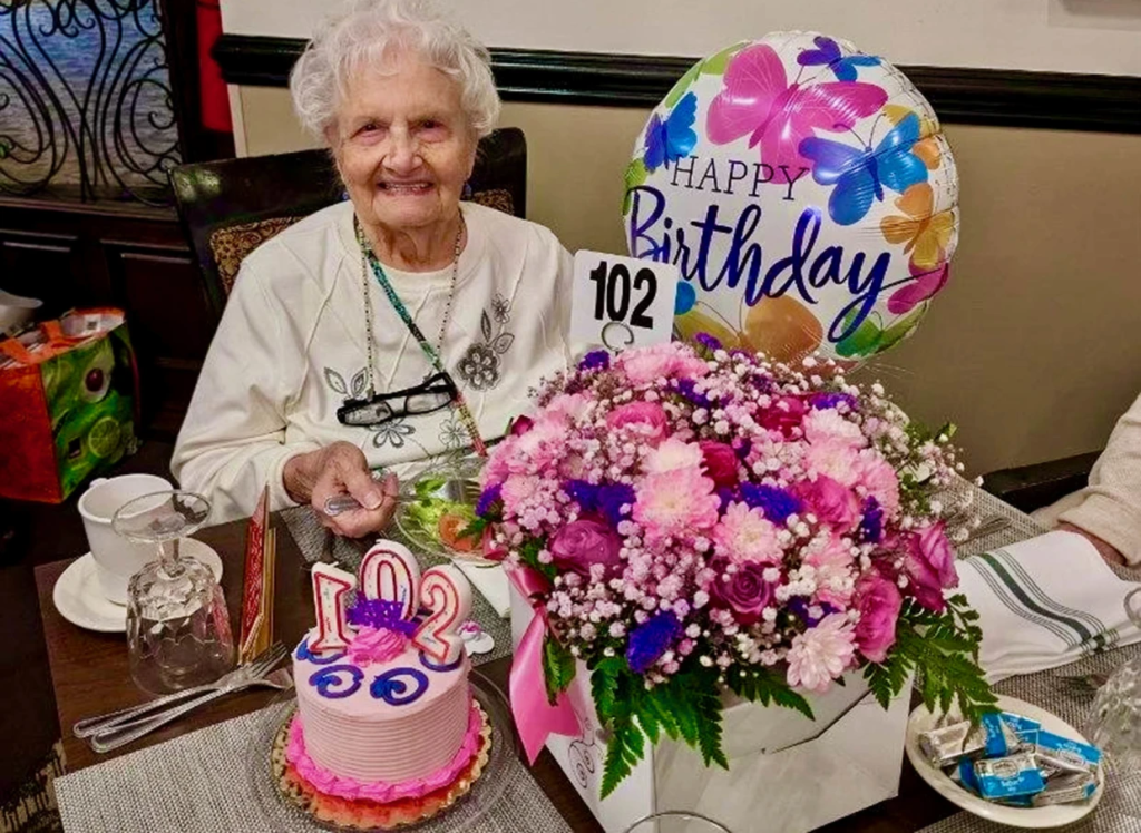 Γυναίκα 102 ετών εξακολουθεί να εργάζεται 3 ημέρες την εβδομάδα – Οι απλές συμβουλές της μακροζωίας της