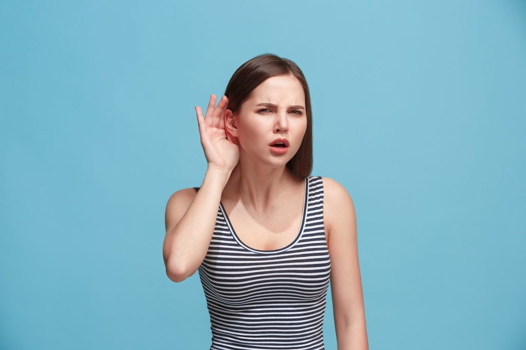 Δυσκολεύεστε να ακούσετε την τηλεόραση; 7 απλά βήματα για να ενισχύσετε την ακοή σας