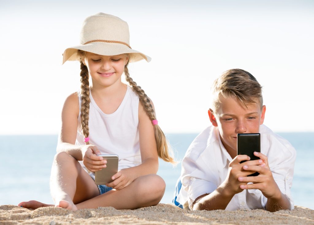 Ποια είναι η σωστή ηλικία για να δώσετε στο παιδί σας ένα smartphone, σύμφωνα με ειδικό