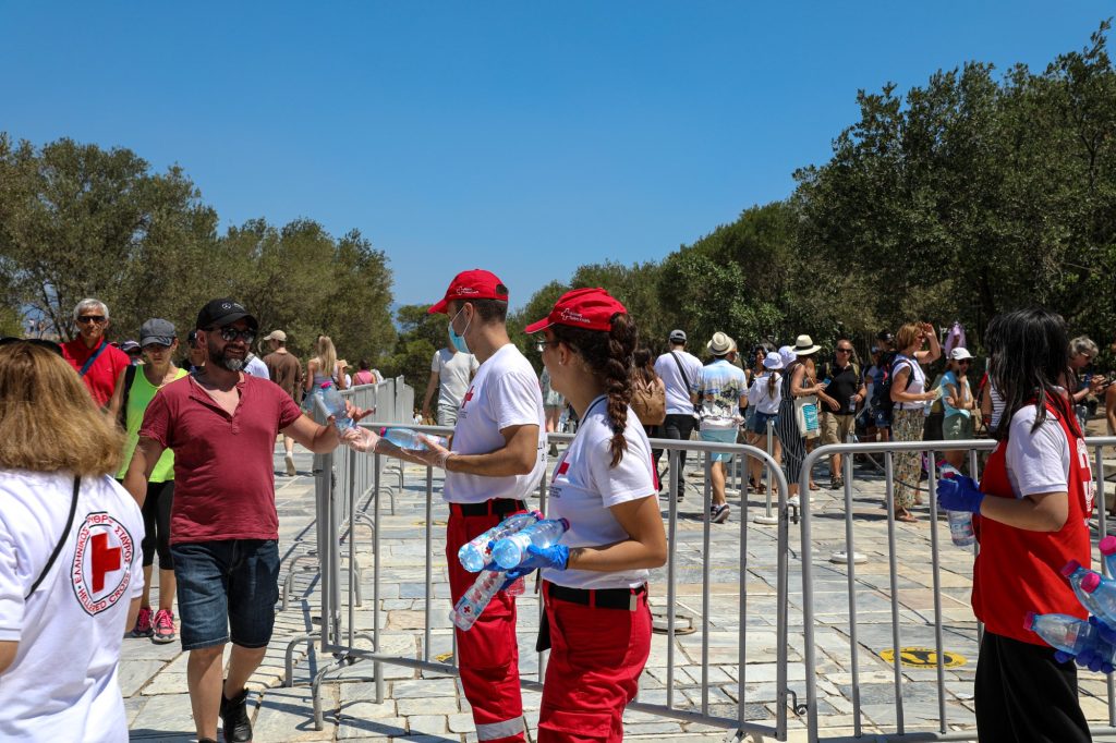 Καύσωνας: Ο Ελληνικός Ερυθρός Σταυρός (ΕΕΣ) πραγματοποιεί έκτακτες δράσεις υποστήριξης των πολιτών