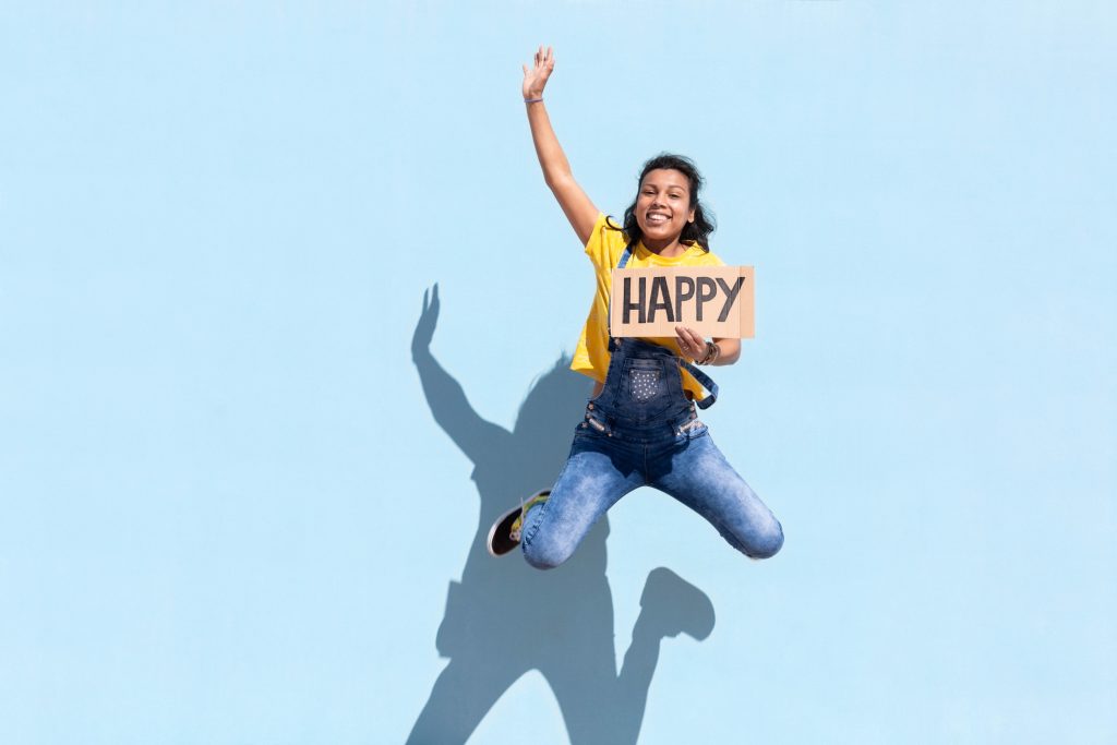 Τι φέρνει την ευτυχία, σύμφωνα με το Χάρβαρντ – 5 πράγματα που μπορείτε να κάνετε με τα χρήματά σας
