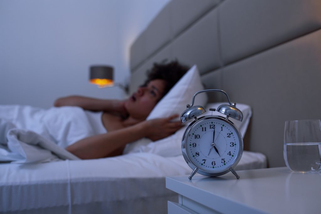 Δυσκολεύεστε να κοιμηθείτε στη ζέστη; Τι σας ζεσταίνει και πώς θα απολαύσετε τον ύπνο σας