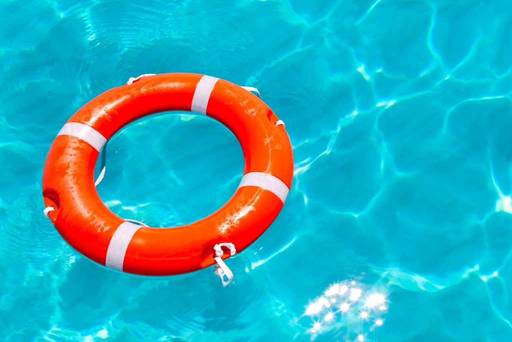 Κολύμπι: Πώς να καταλάβετε ότι κάποιος πνίγεται – Τι να κάνετε σε περίπτωση πνιγμού
