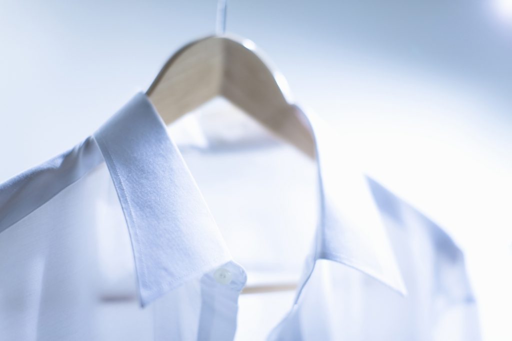 Πώς να αφαιρέσετε τον ιδρώτα από τα λευκά πουκάμισα