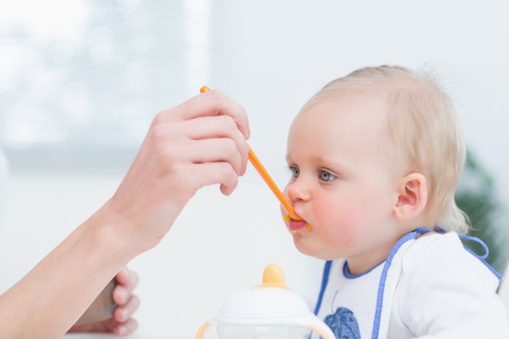 Ταΐζετε το μωρό με το κουτάλι; Νέα μελέτη δείχνει ότι μπορεί να κάνει κακό στην ανάπτυξή του