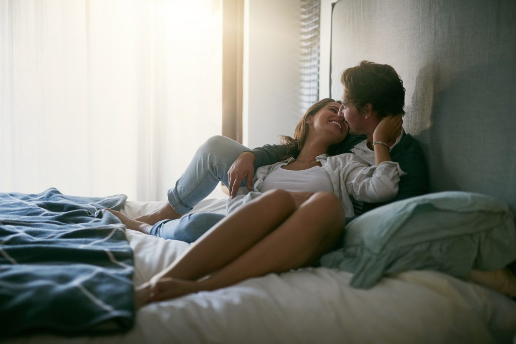 Ζευγάρια: Το ένα πράγμα που πρέπει να κάνουν κάθε βράδυ στο κρεβάτι πριν κοιμηθούν – Και δεν είναι σεξ