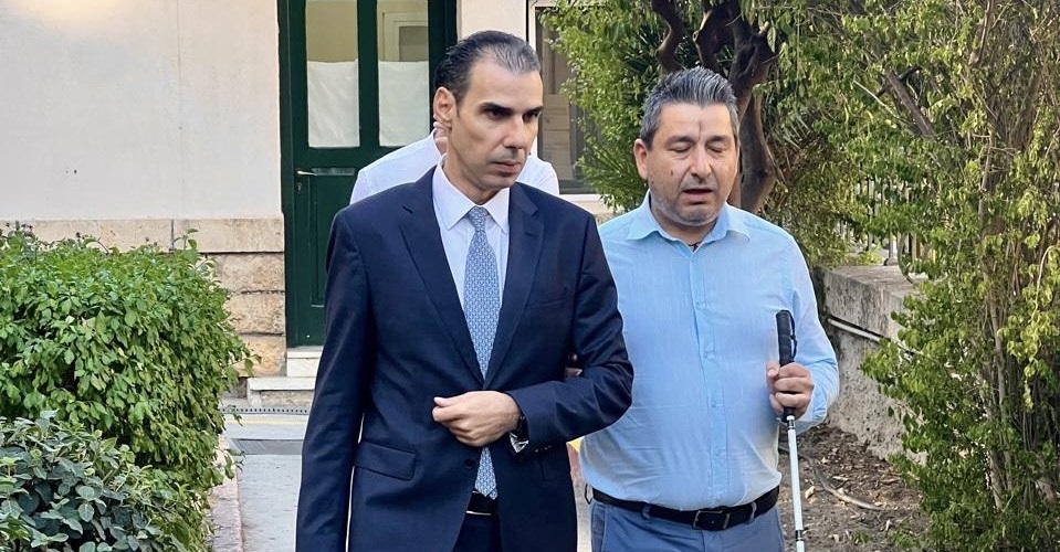 Παγκόσμια Ημέρα Λευκού Μπαστουνιού: Επιγραφές με το σύστημα braile αλλά και οδηγούς όδευσης στα νοσοκομεία