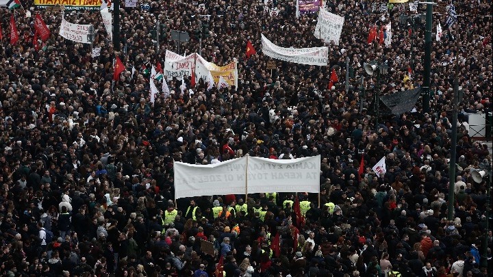 Τέμπη: Πέντε τραυματίες από τα επεισόδια στο Σύνταγμα